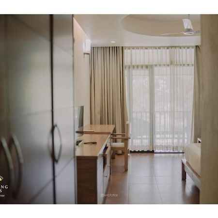 Hotel Whispering Waters à Malayāttūr Extérieur photo