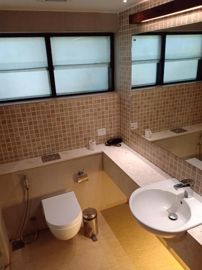 Hotel Whispering Waters à Malayāttūr Extérieur photo