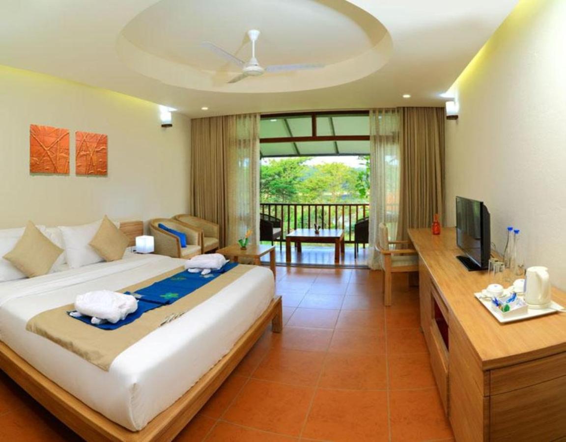 Hotel Whispering Waters à Malayāttūr Extérieur photo