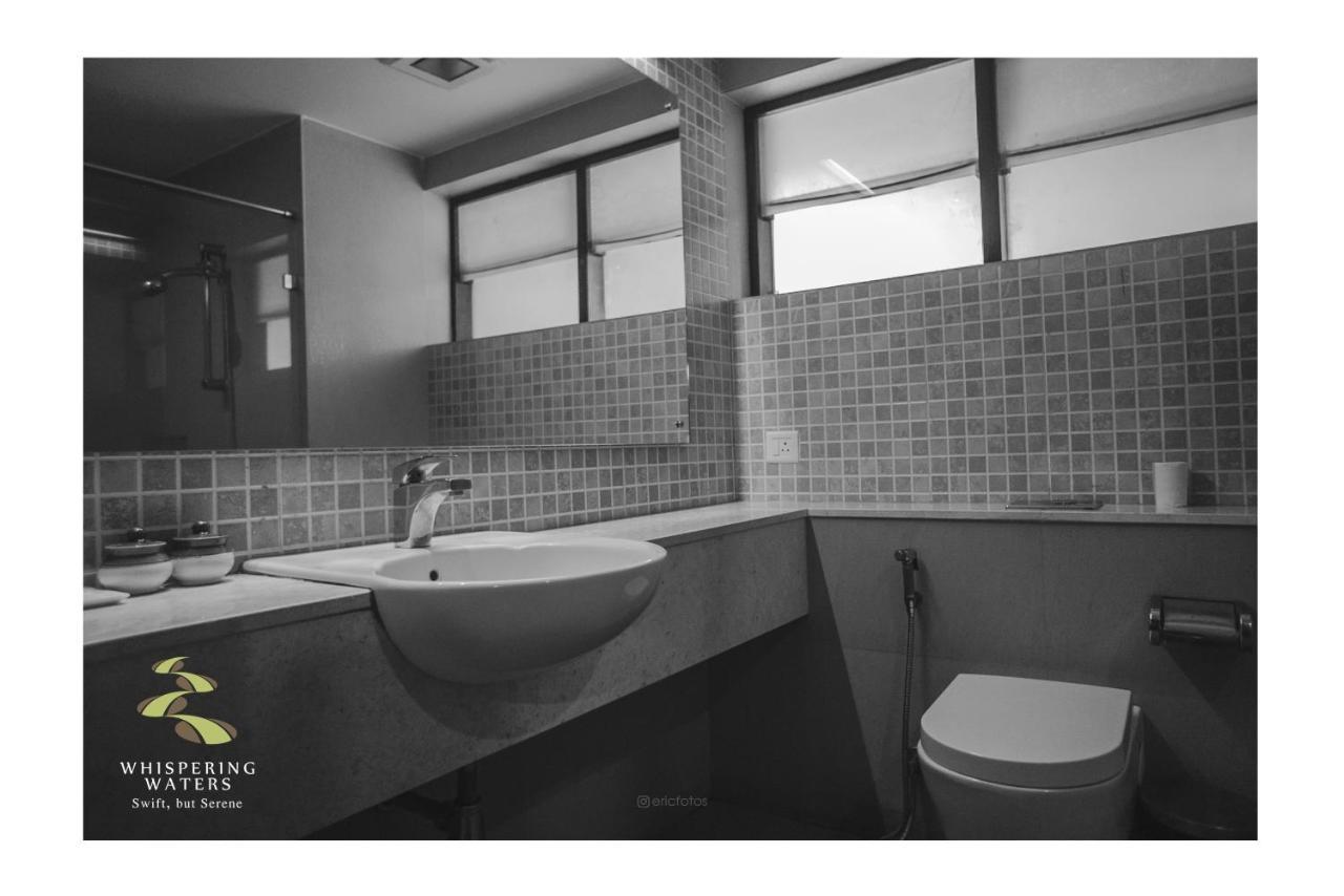 Hotel Whispering Waters à Malayāttūr Extérieur photo